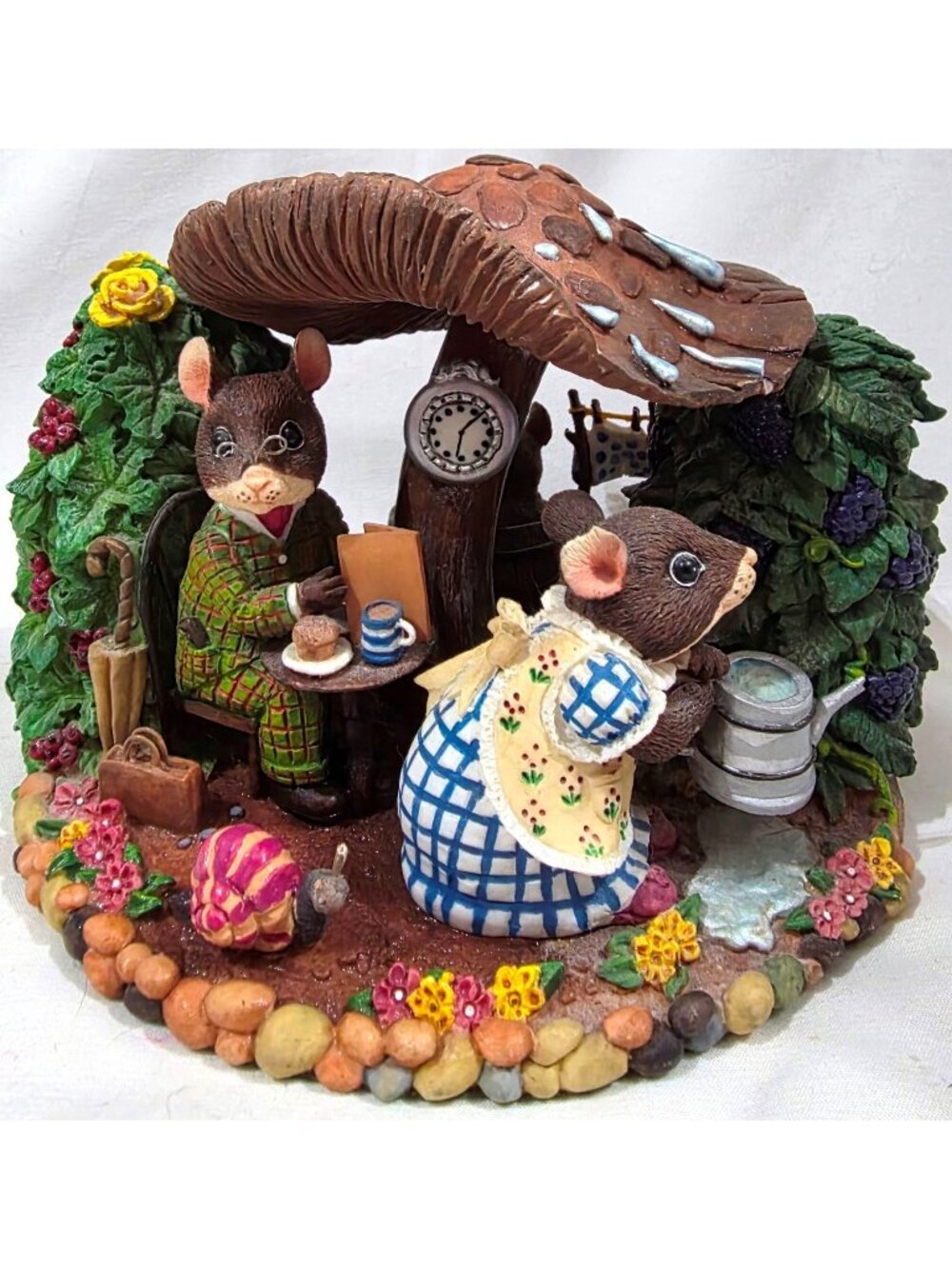 Danbury Mint THE WHISKER FAMILY Figure mouse man woman baby mushroom cottagecore